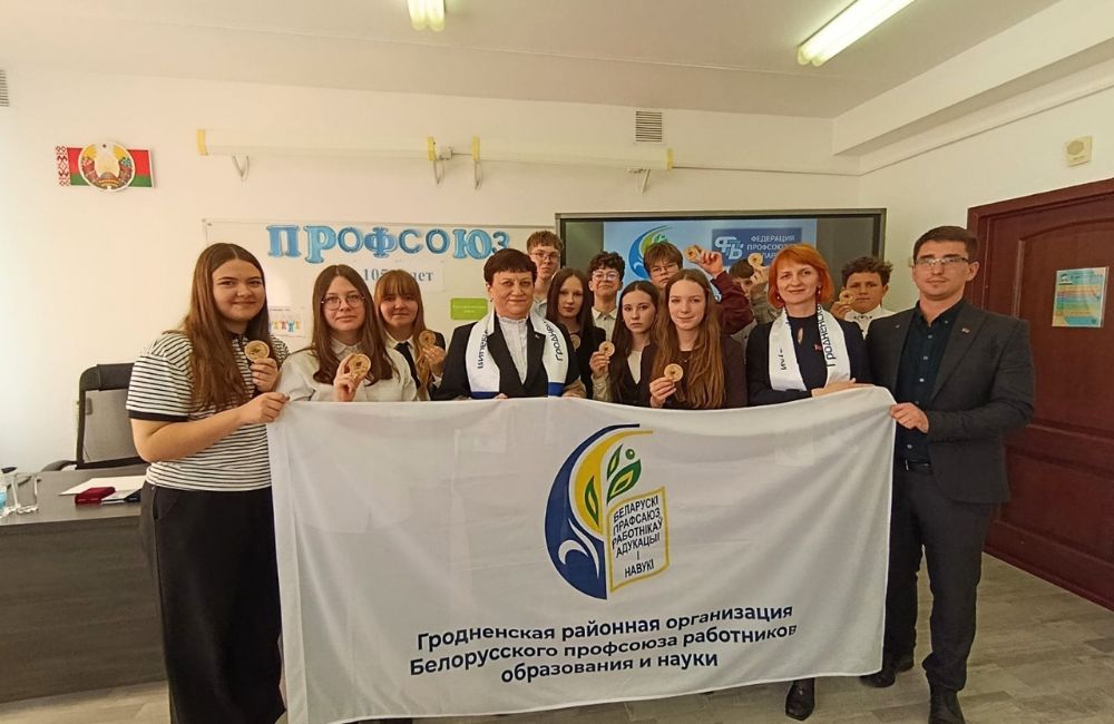 В Озерской школе прошёл профсоюзный урок к 105-летию профсоюза работников образования